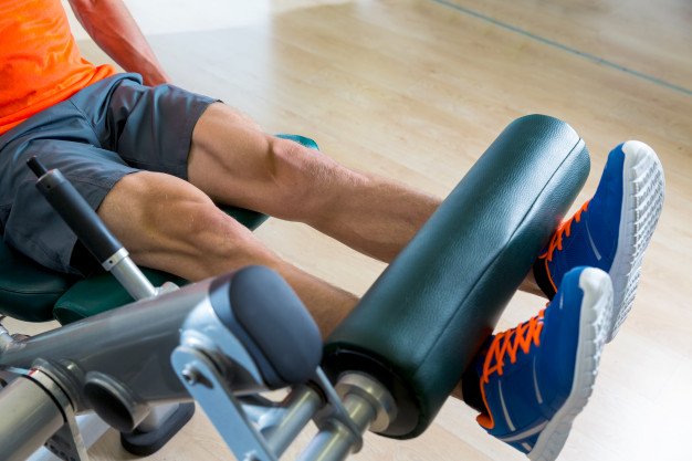 entrenamiento-de-piernas-para-principiantes-extensiones-de-piernas